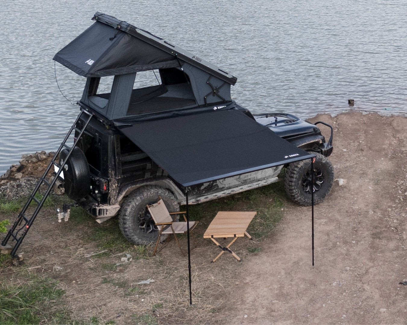 Classic Shade Dachzelt Markise mit Dachzelt auf schwarzem Geländewagen vor einem See - ARCTA