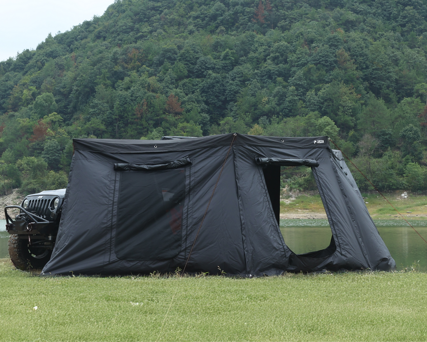 Vorraum für Curve 180 aufgebaut in der Natur, bietet Schutz vor Wetterbedingungen und erweitert den Campingbereich.