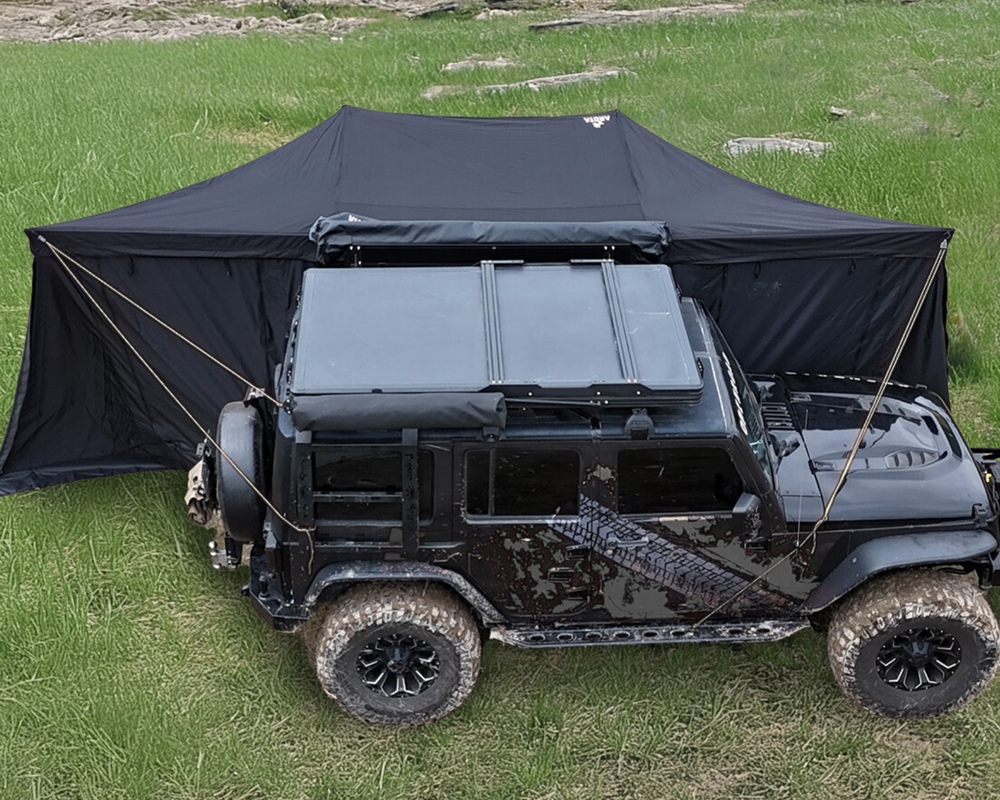 Vorraum für Curve 180 montiert an einem Geländewagen, bietet zusätzlichen Platz und Schutz beim Outdoor-Camping.