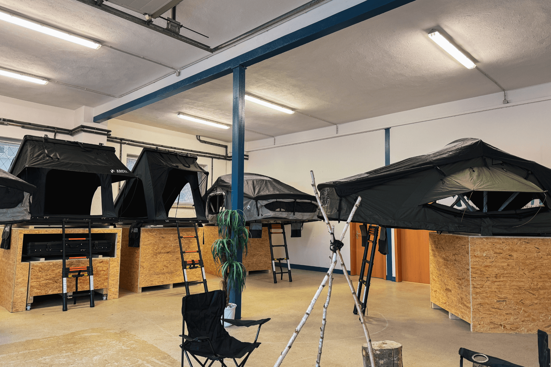 ARCTA Showroom Nord Salzwedel innen mit Dachzelten