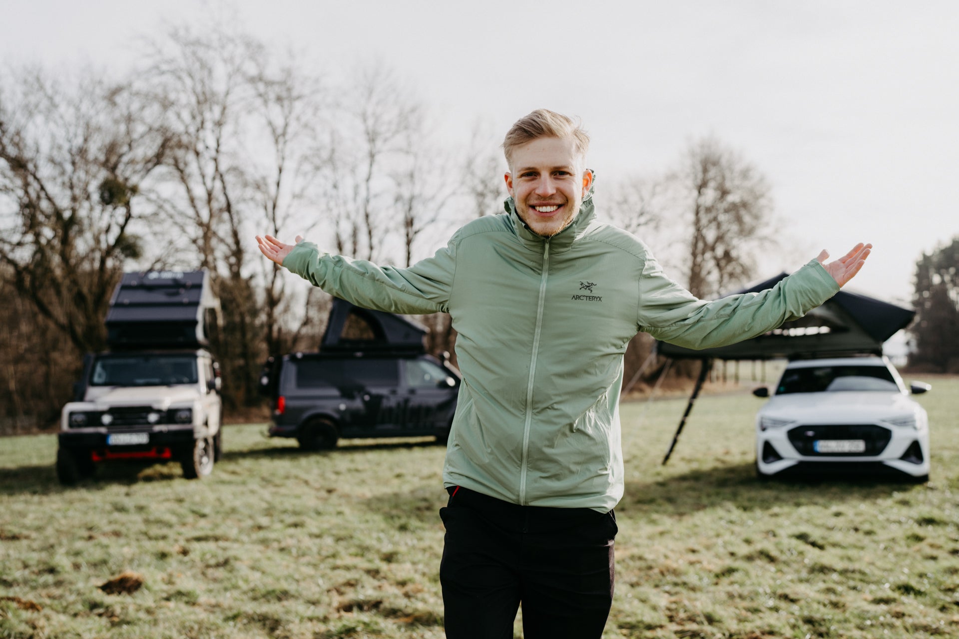 Lukas Selbach vor vielen Dachzelt-Modellen