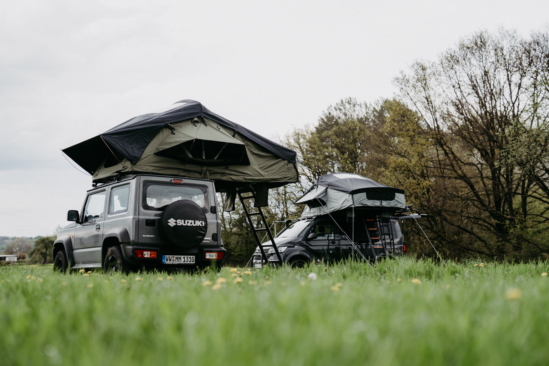 ARCTA Viator Pro und Family auf einer Wiese in der Natur