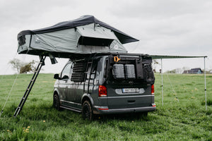 Viator Family mit ausgefahrener Fahrzeugmarkise an einem VW T6.1