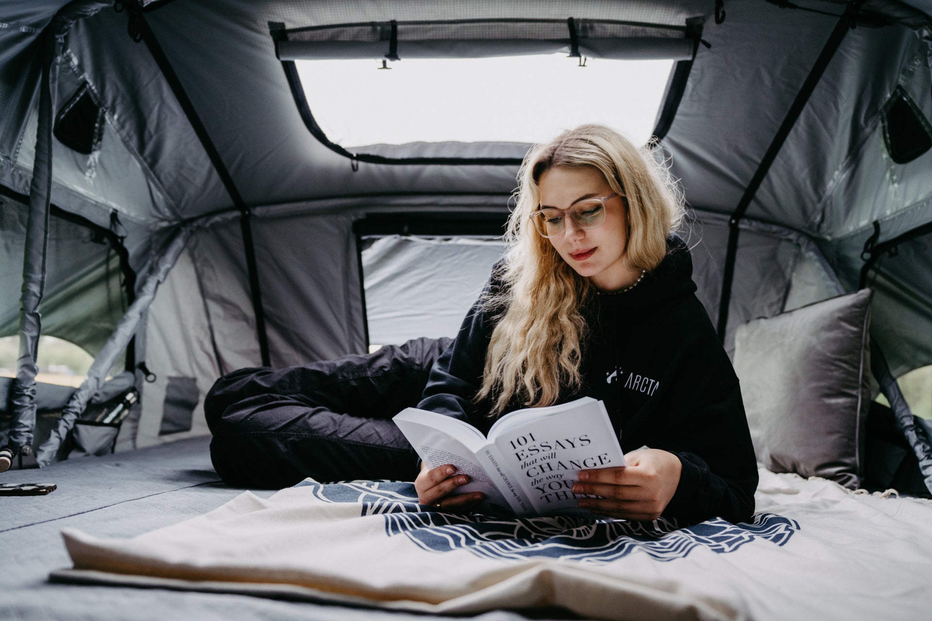 Gemütlich ein Buch lesen im Viator Family Dachzelt