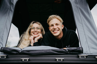 Lukas Selbach und Freundin in Dachzelt 6
