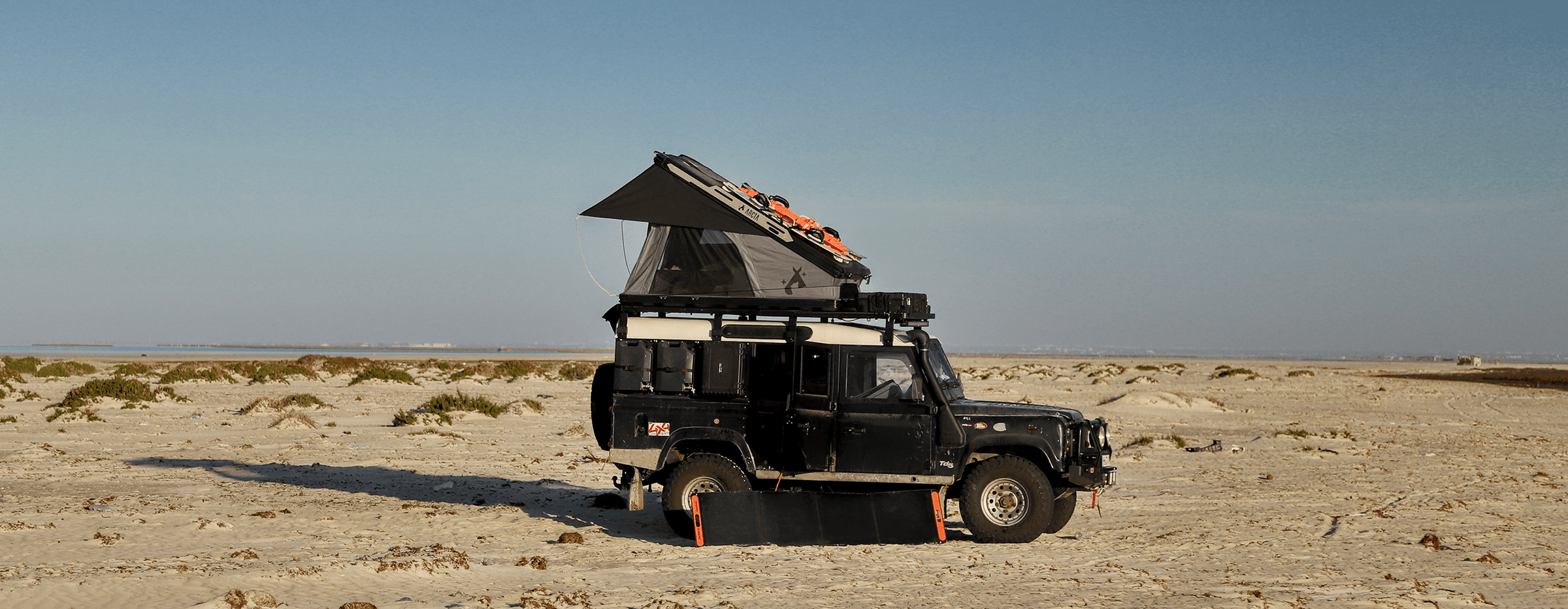 Range Rover Defender mit dem ARCTA Radix Alu Dachzelt in der Wüste