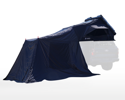 Vorzelt für das NUCIS Dachzelt von ARCTA, montiert an einem Fahrzeug, bietet zusätzlichen Schutz und Komfort beim Camping.