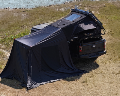 Vorzelt für das NUCIS Dachzelt von ARCTA, montiert an einem Pickup, bietet zusätzlichen Raum und Schutz beim Camping.