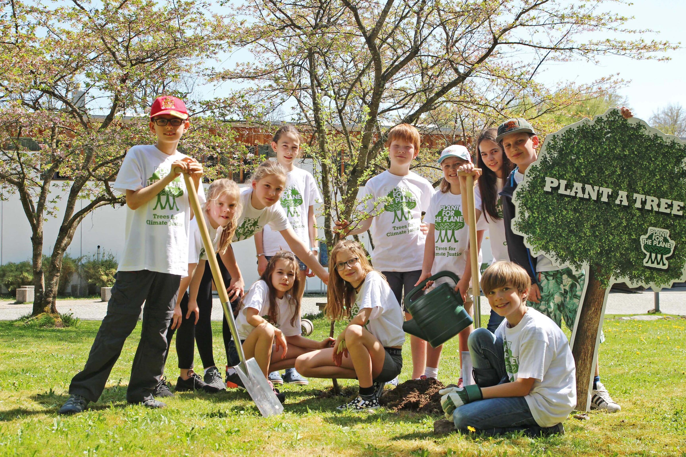 Plant for the Planet Kinder mit Schaufeln