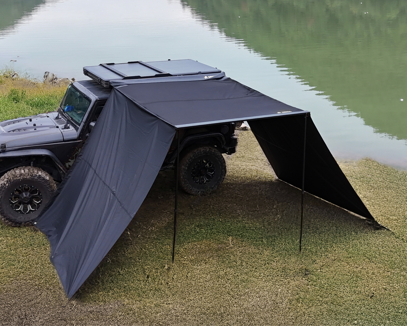 Seitenwände für Classic Shade an einem Geländewagen, aufgebaut in einer Outdoor-Umgebung nahe einem See.