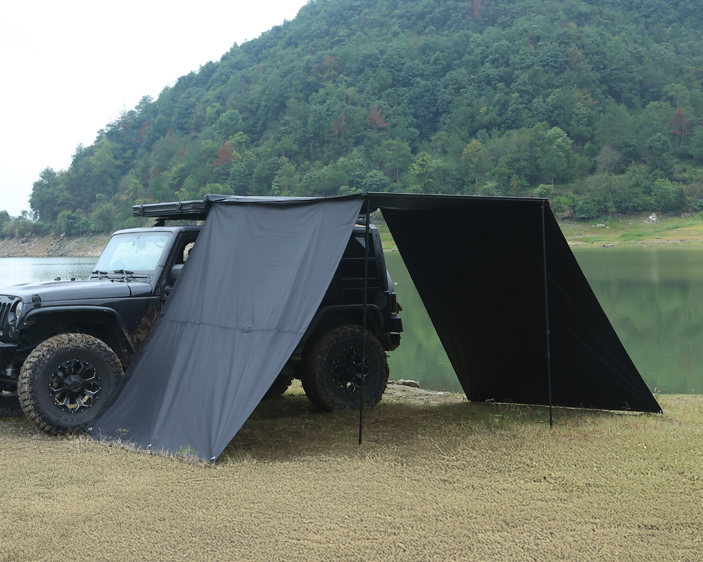 Seitenwände für Classic Shade, installiert an einem Fahrzeug, perfekt für Camping und Outdoor-Aktivitäten.