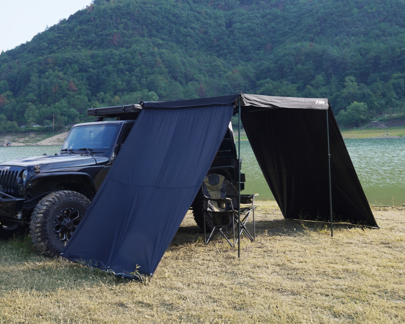 Seitenwände für Shade PRO, aufgebaut an einem Fahrzeug am See. Praktisch für Outdoor-Abenteuer und Schutz vor Sonne und Wind.