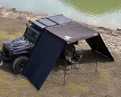 Seitenwände für Shade PRO, aus der Vogelperspektive, montiert an einem Fahrzeug. Perfekt für Camping und Outdoor-Aktivitäten.