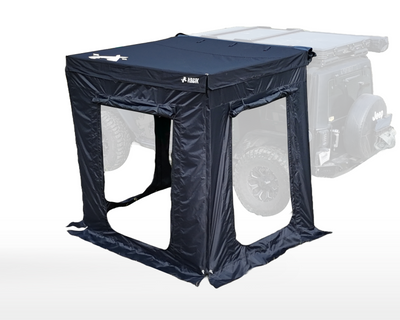 Vorraum für Shade PRO, schwarzes Zelt mit Fenstern, passend für Geländewagen, ideal für Outdoor-Aktivitäten.