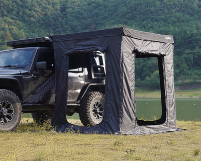Vorraum für Shade PRO, aufgebaut neben einem Geländewagen in der Natur, ideal für Camping und Outdoor-Abenteuer.