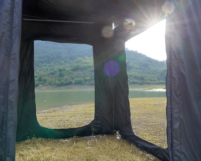 Innenansicht des Vorraums für Shade PRO, mit Blick auf die Natur, geräumig und lichtdurchlässig für Camping.