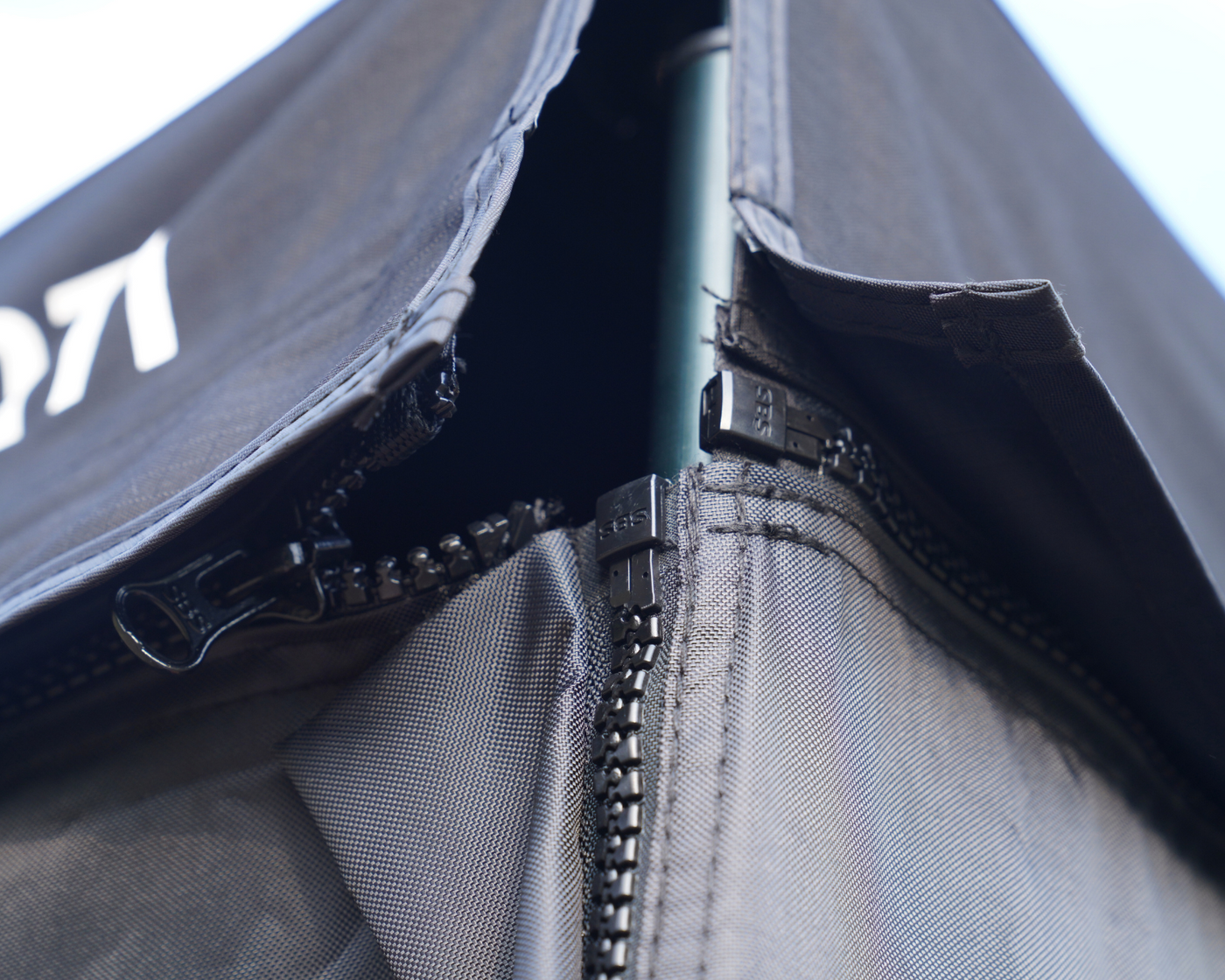 Detailansicht des Reißverschlusses des Vorraums für Shade PRO, zeigt robuste Verarbeitung und wetterfestes Material.