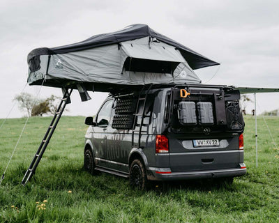 VIATOR 160 - ARCTA Klappdachzelt mit Leiter auf einem VW Van auf einer Wiese
