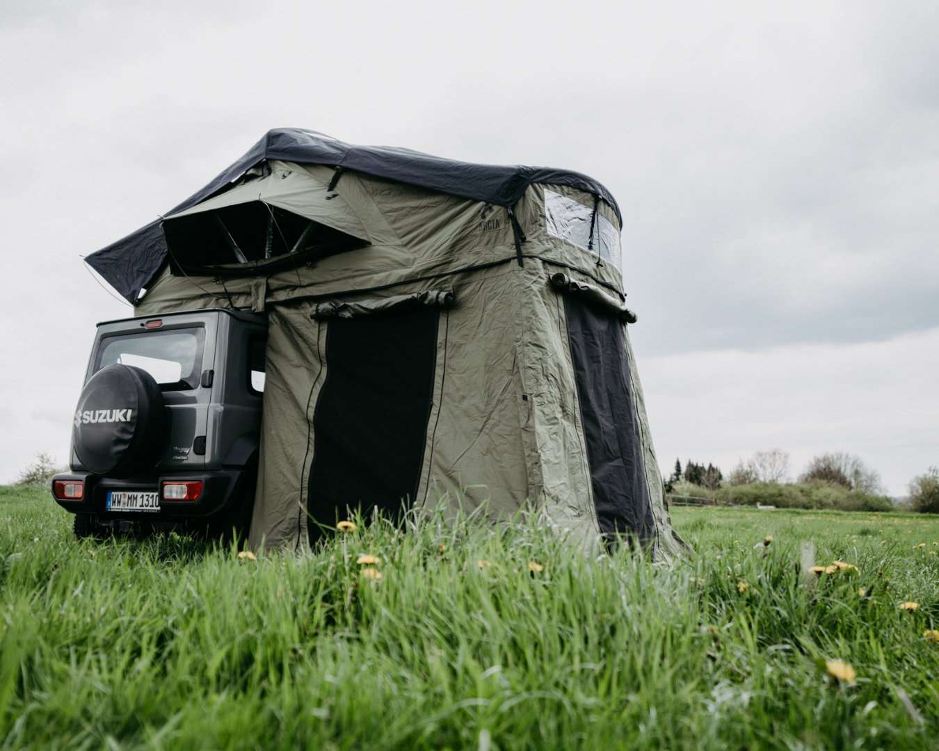 Vorzelt VIATOR PRO auf Wiese mit Fahrzeug